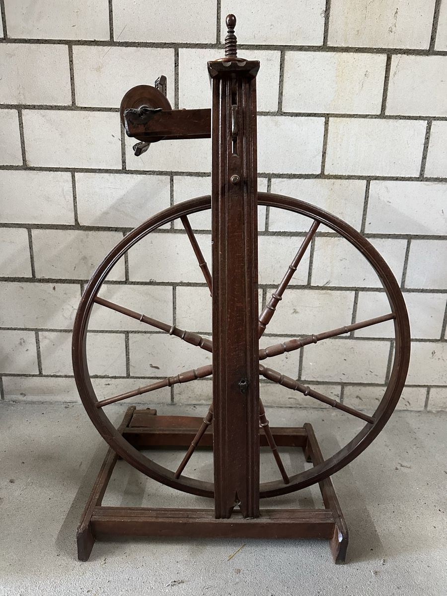 Ruote per filare: Antikes Spinnrad aus Holz – Usato da Goldau venduto da Henggi88 2