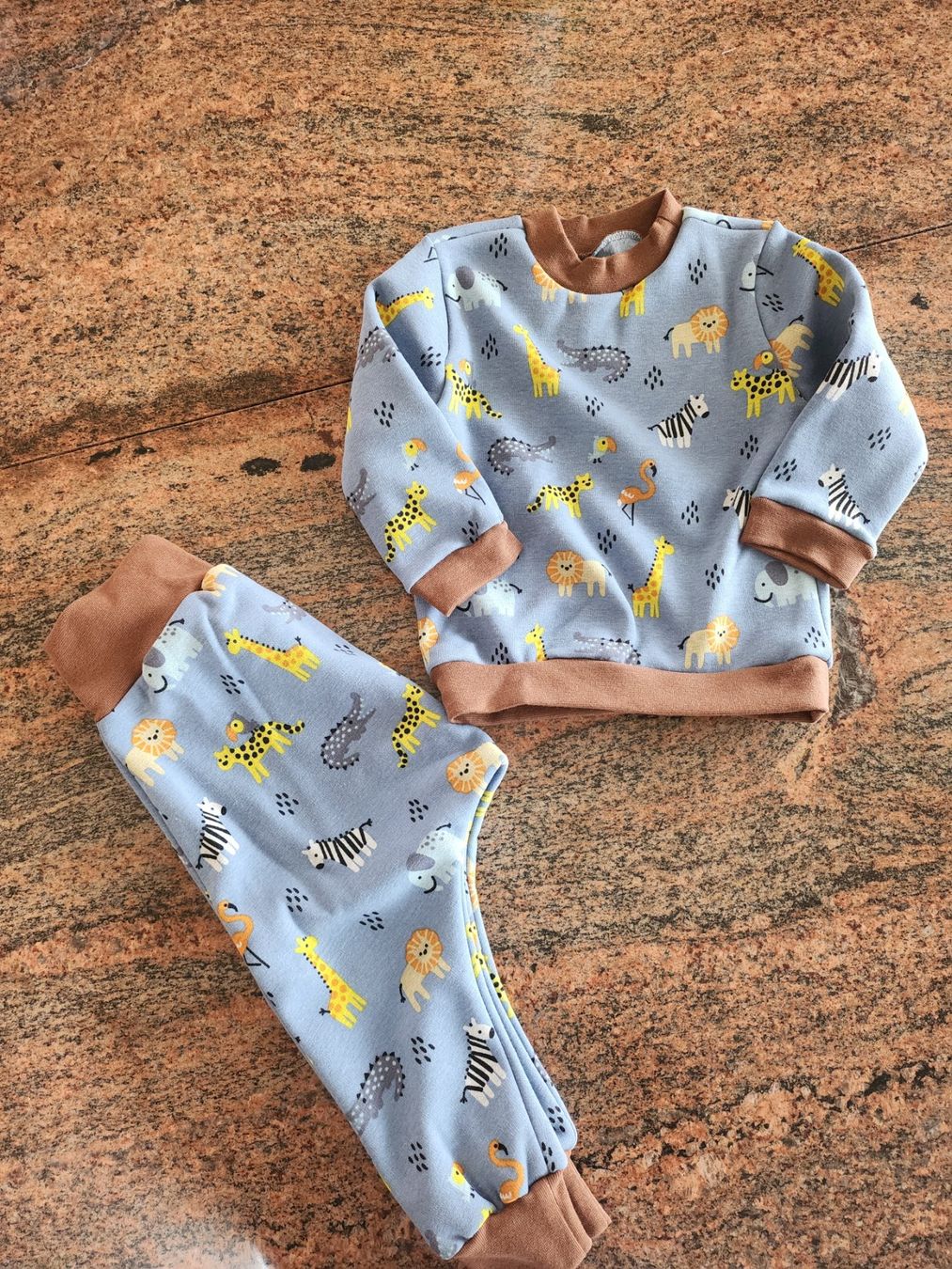 Lotti & Set di vestiti: Alpenfleece 2teiler hellblau mit Tiermotiven Gr. 74, neu – Nuovo (secondo la descrizione) da Othmarsingen venduto da pao_2xld 1