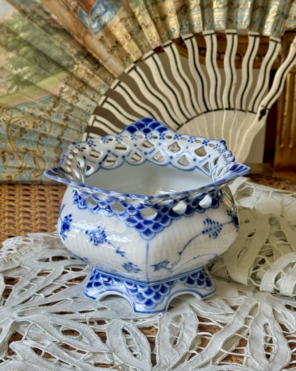 Royal Copenhagen Ciotole: Royal Copenhagen Blue Fluted full Lace cache pot – Usato da Courtaman venduto da sultan16
