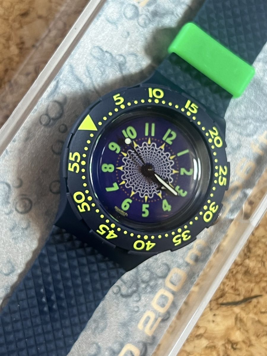 Swatch Montres: Swatch Scuba dunkelblau neon-grün – D'occasion à Basel par bellespirit