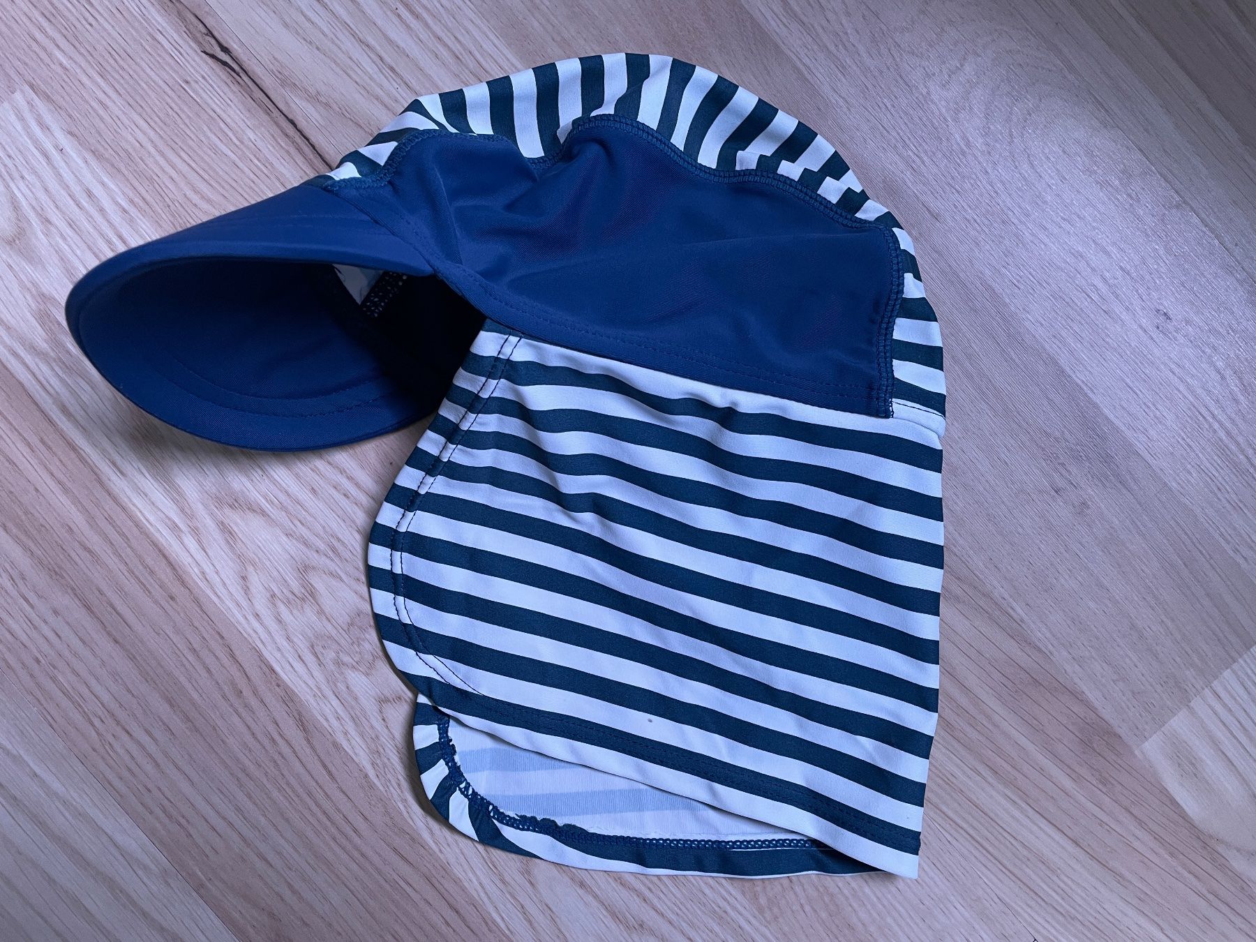 Altro abbigliamento per bambino: Badehut Grösse 53cm, gestreift, guter Zustand – Usato da Himmelried venduto da kern.marko