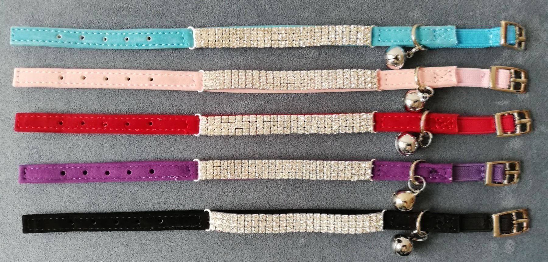 Guinzagli & Collari: Katzenhalsband Samt Rot mit Strass mit Elastikband – Nuovo e nell'imballaggio originale da Rüegsauschachen venduto da W4PAW 4