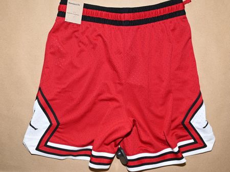 Los 2/2, Sportbekleidung Markenartikel