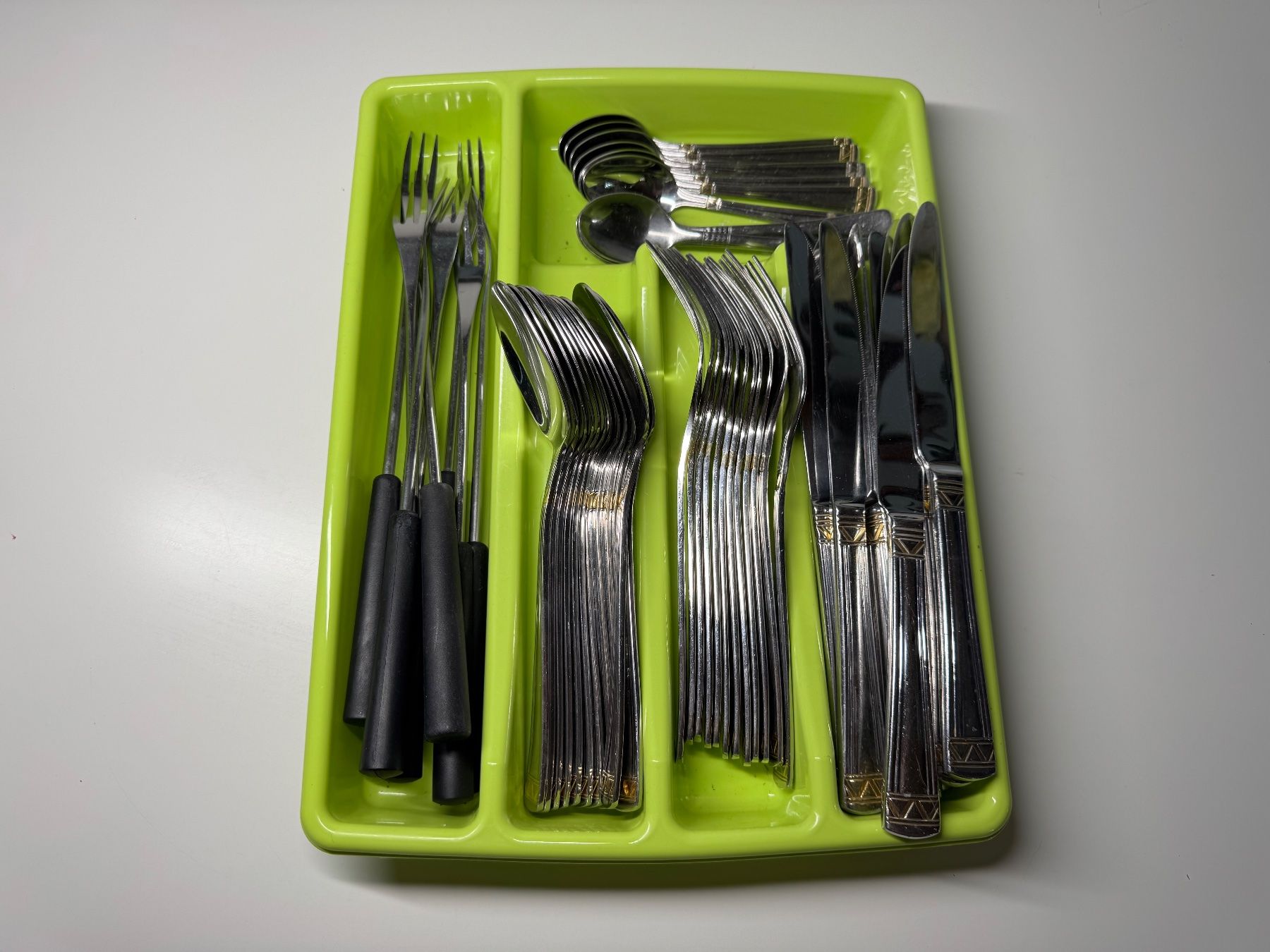 Set di posate: Besteck mit goldenem Muster – Usato da Grosswangen venduto da Second_hand_paradise