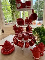 Rotes Keramik Service 49-Teile mitPunkten und Herzen