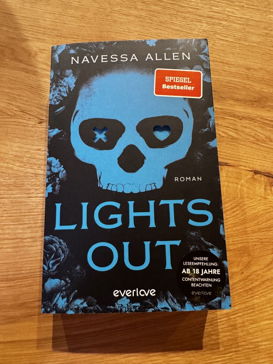 Livres: Lights Out - Navessa Allen – Neuf (Voir description) à Jaberg par alee_leika