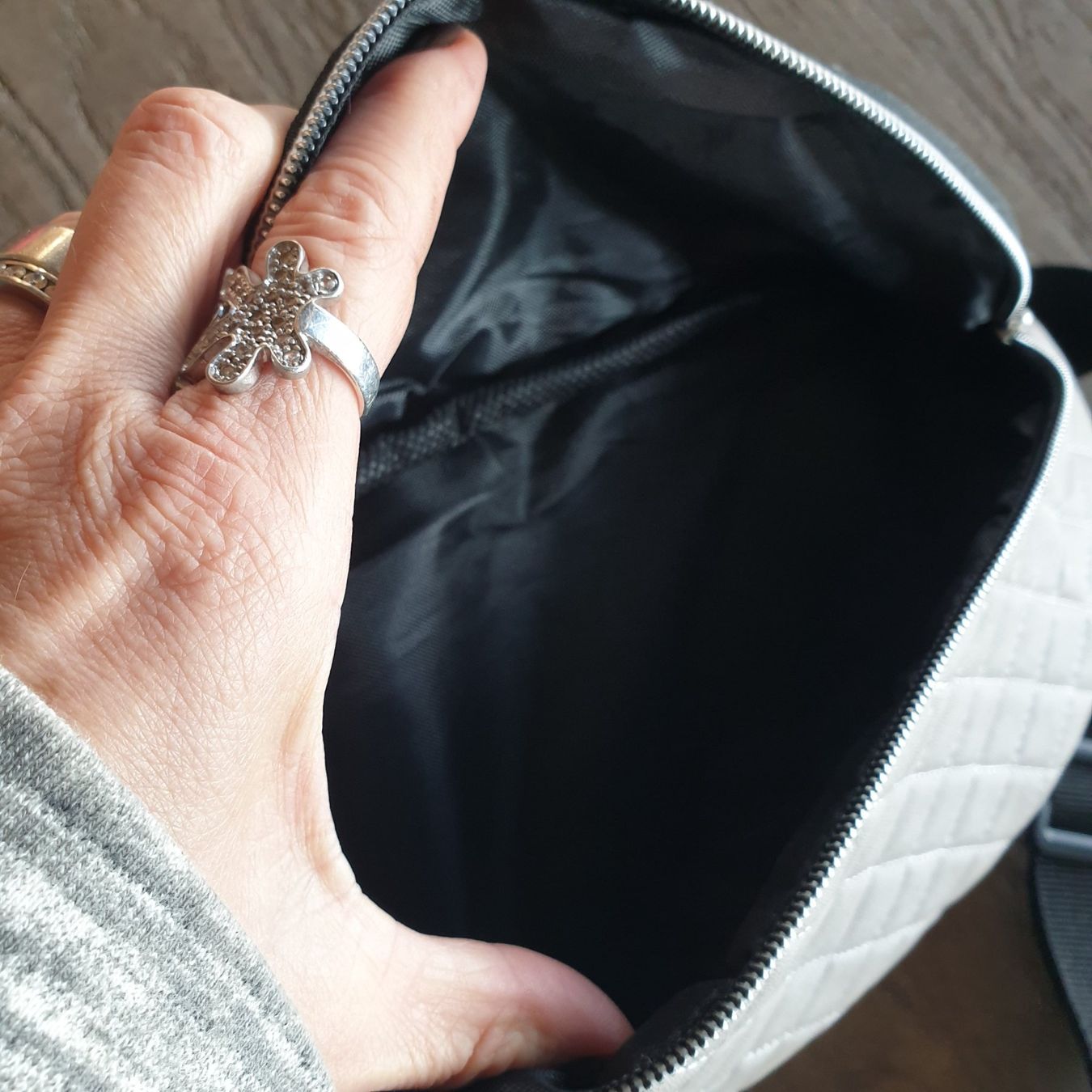 Sacs: 🐸 BAUCHTASCHE HELLGRAUES GESTEPPTES KUNSTLEDER – Neuf (Voir description) à Môtier (Vully) par Frogs 3