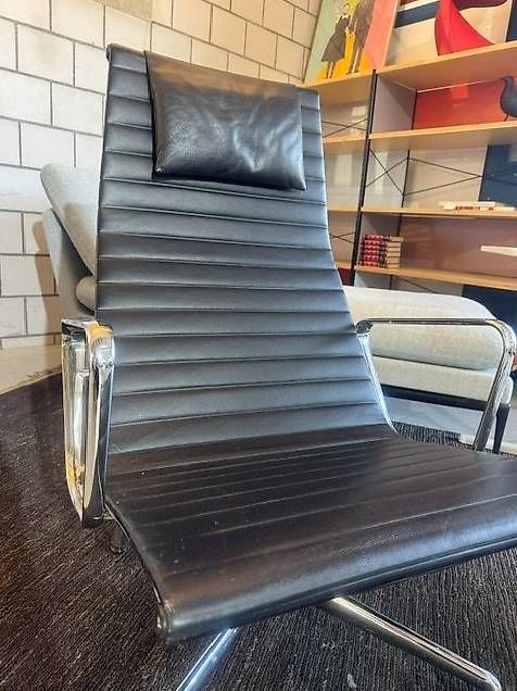 Vitra Poltrone: Vitra Eames Aluminium Chair EA 124 schwarz – Usato da Zollikofen venduto da OberliAG 3