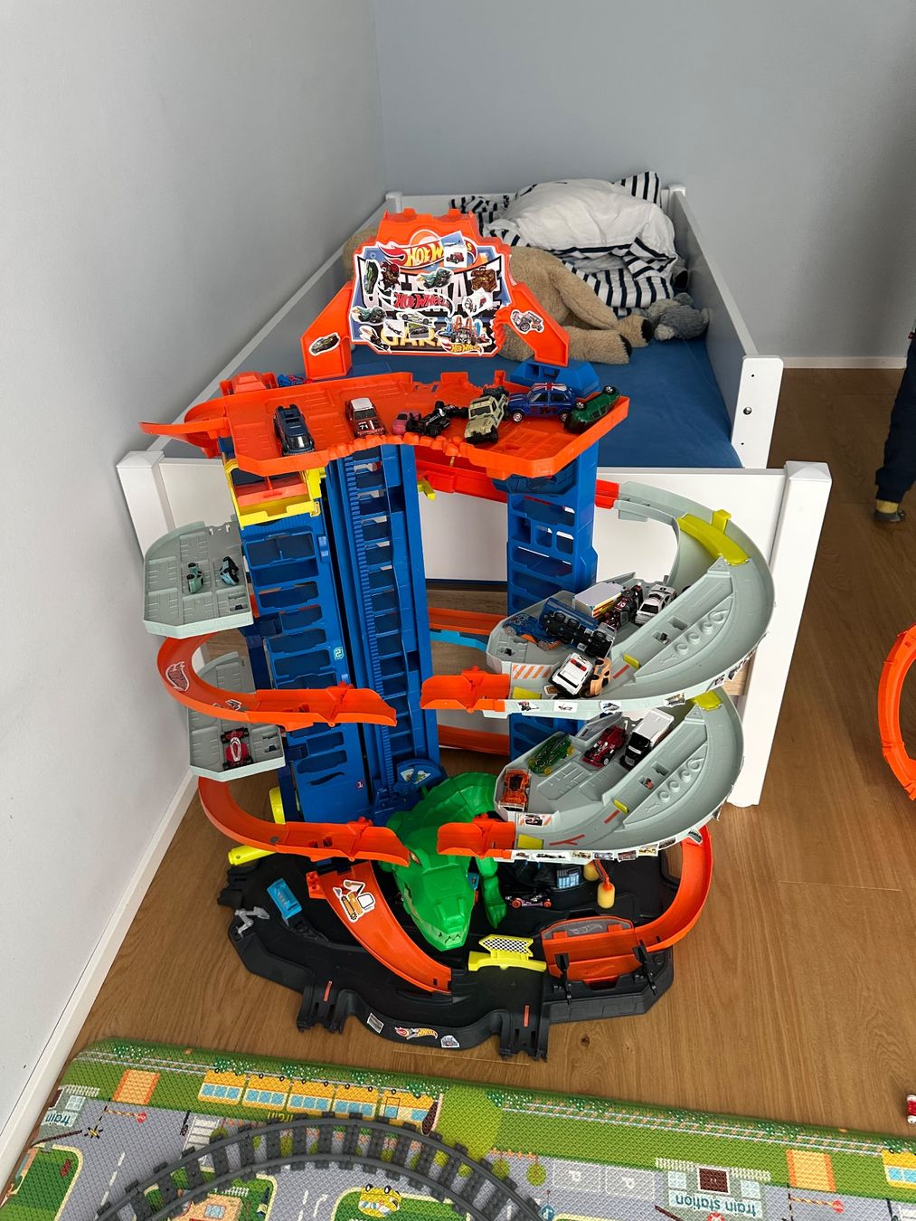Hot Wheels Giocattoli: Hot Wheels-Garage plus 15 Autos. – Usato da Kappel am Albis venduto da jus_mqz7