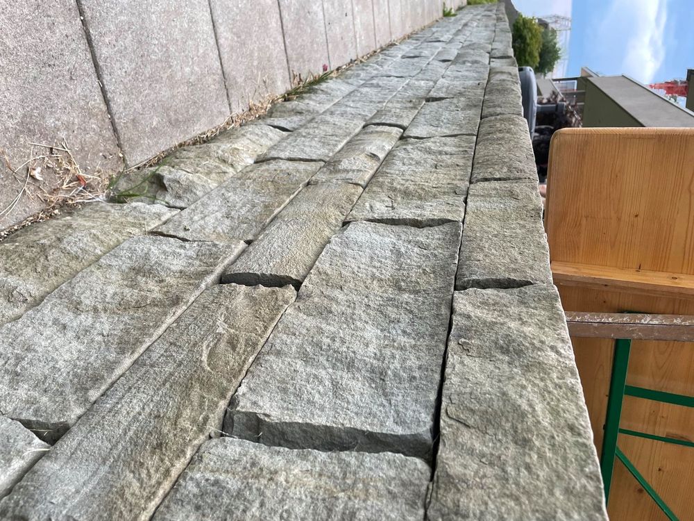 Sandsteinmauer ca. 70cm hoch, 20cm tief, 11.4 Meter lang Kaufen auf