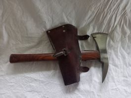 Hache de pompier ancienne avec son étui en cuir