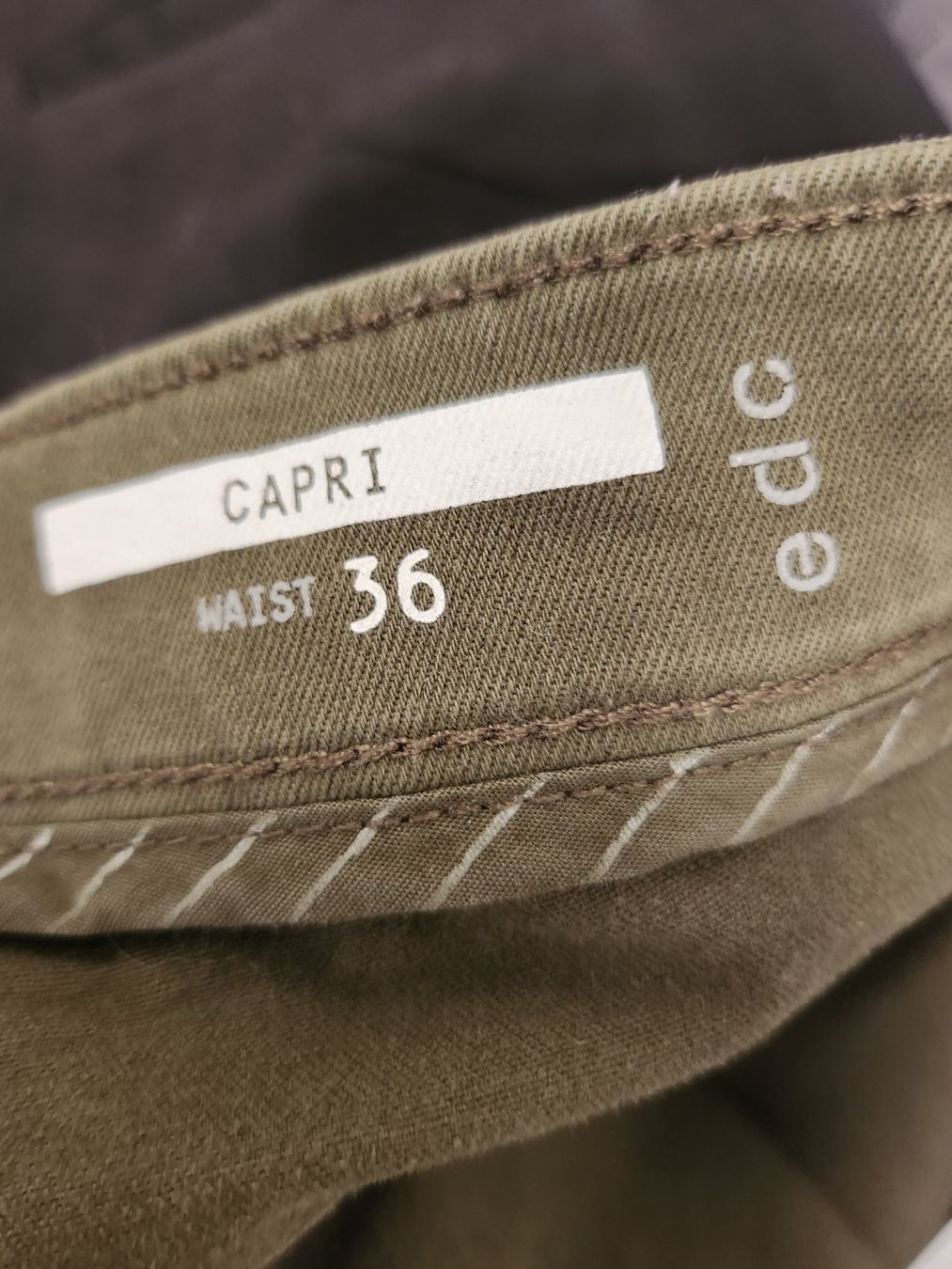 Jeans: Damen Capri-Jeans Gr. 36, oliv – Usato da Nebikon venduto da zesette 2