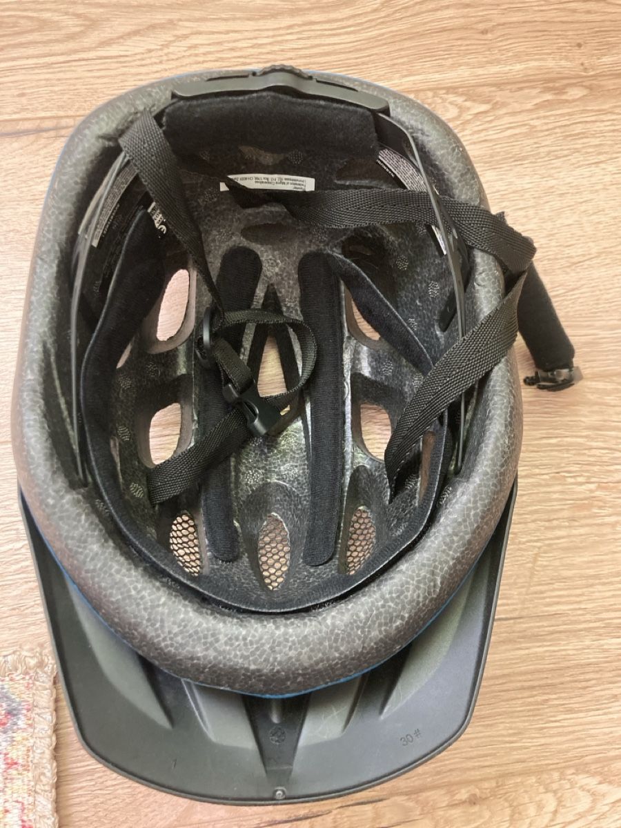Caschi: Velohelm kaum gebraucht  – Usato da Selzach venduto da SB09 2
