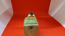 ring mit smaragdgrünem Stein, Top