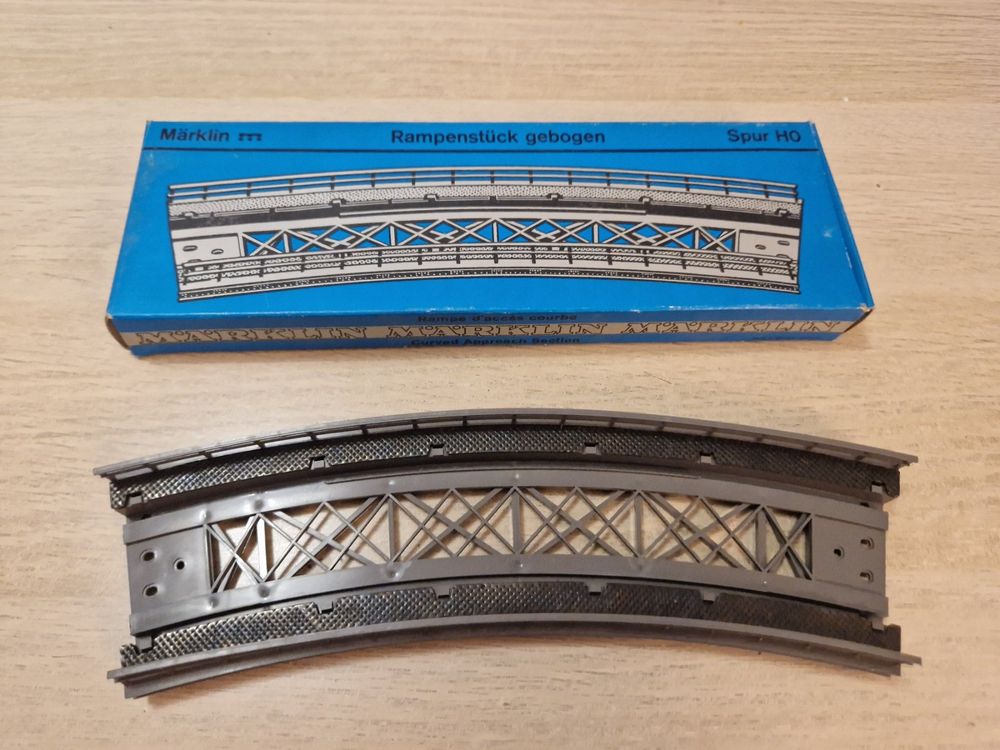 Märklin 7569 HO Scale Curved Ramp Track Piece - View #4