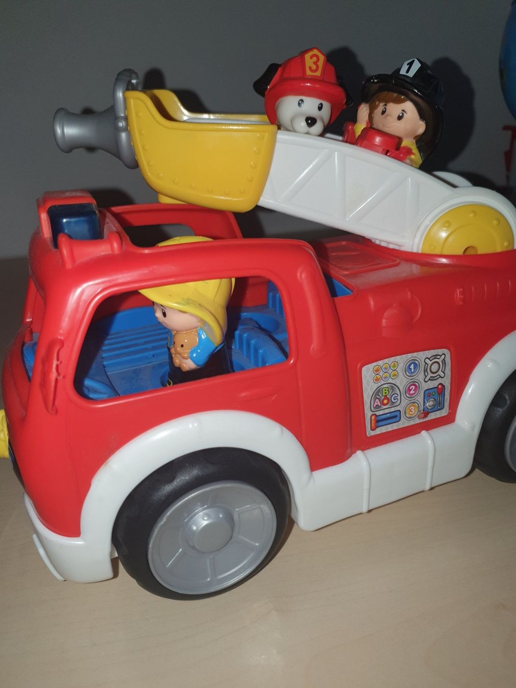 Jouets: Feuerwehrauto mit Figuren – D'occasion à Altendorf par MiriCaj 1