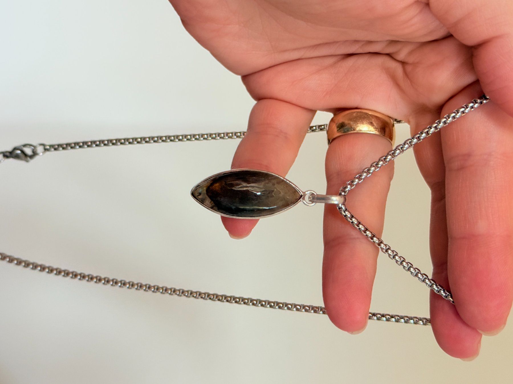 Ketten: Labradorite necklace – Neu und originalverpackt aus Genève von AGBERG 2