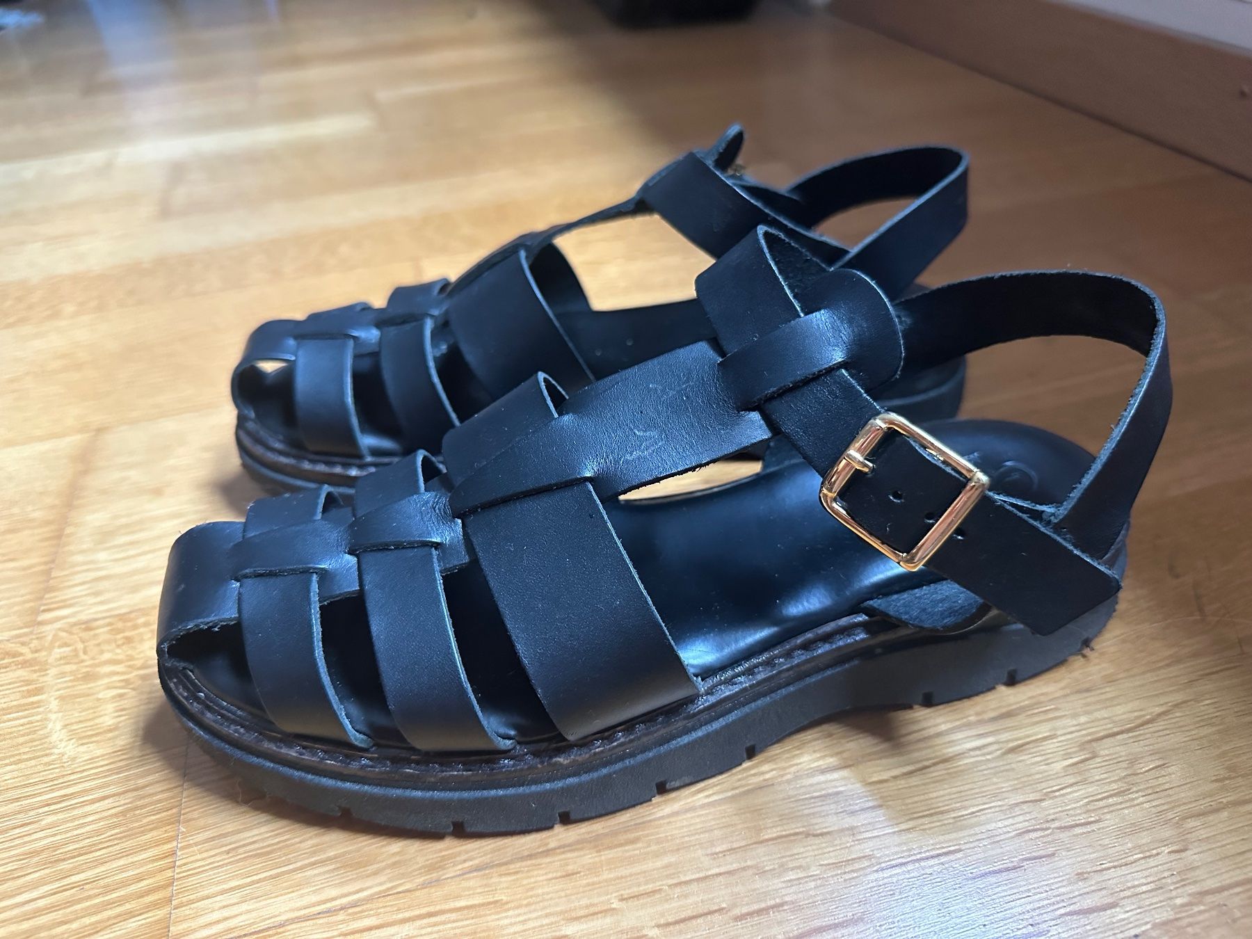 Scarpe da donna: Fischgrat-Sandalen aus Leder / Damen – Usato da Zürich venduto da 72strandkorb 1