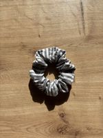 SELFMADE striped grey scrunchie 