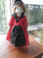Hübsches Püppchen in antikem Kleid