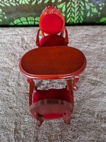 Hübsches Puppenhausmöbel-Set Tisch mit 2 Sessel rot, neu