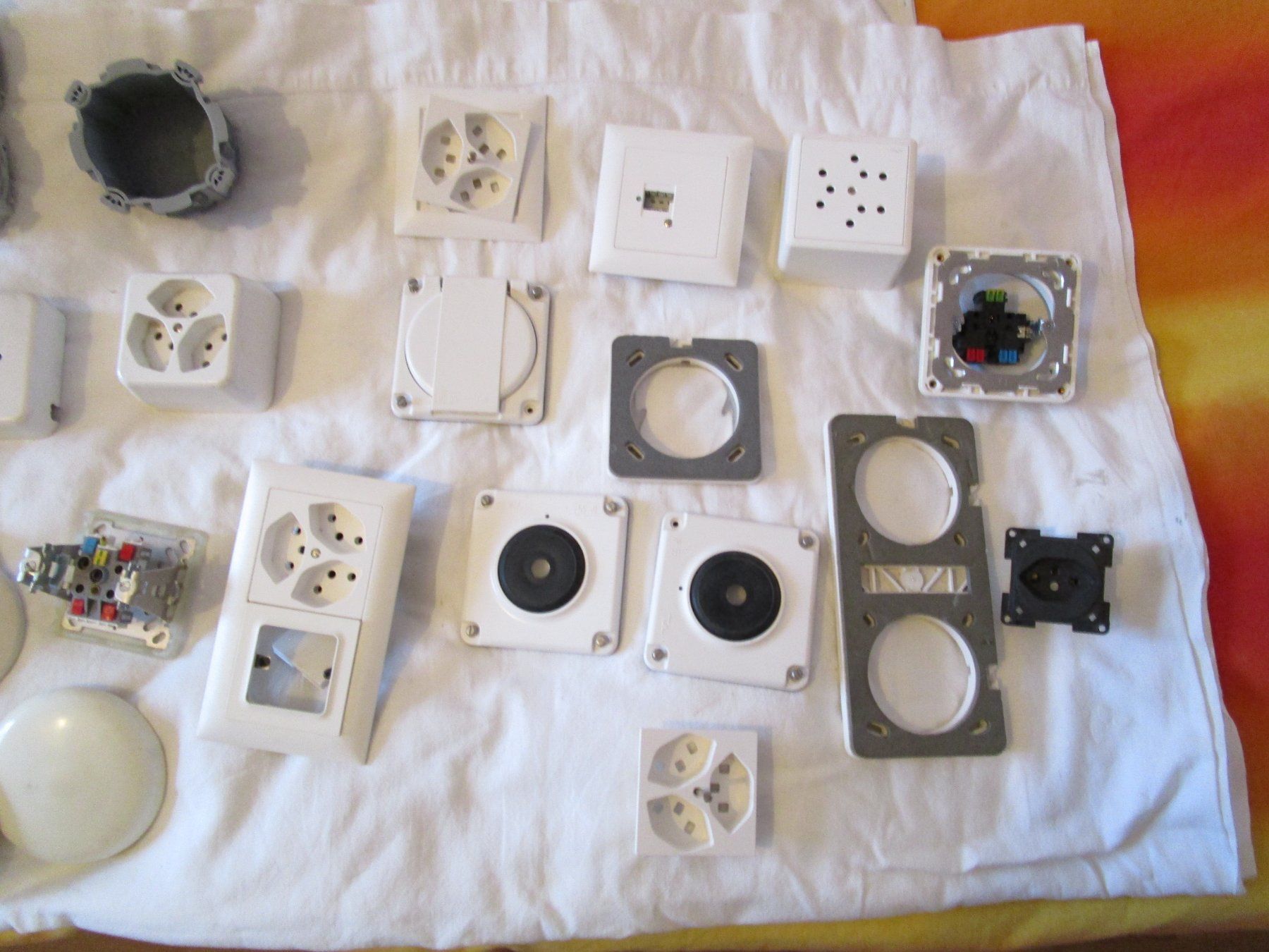 Feller Spine: Assortiment matériel électrique – Usato da Lutry venduto da Momo1095 1