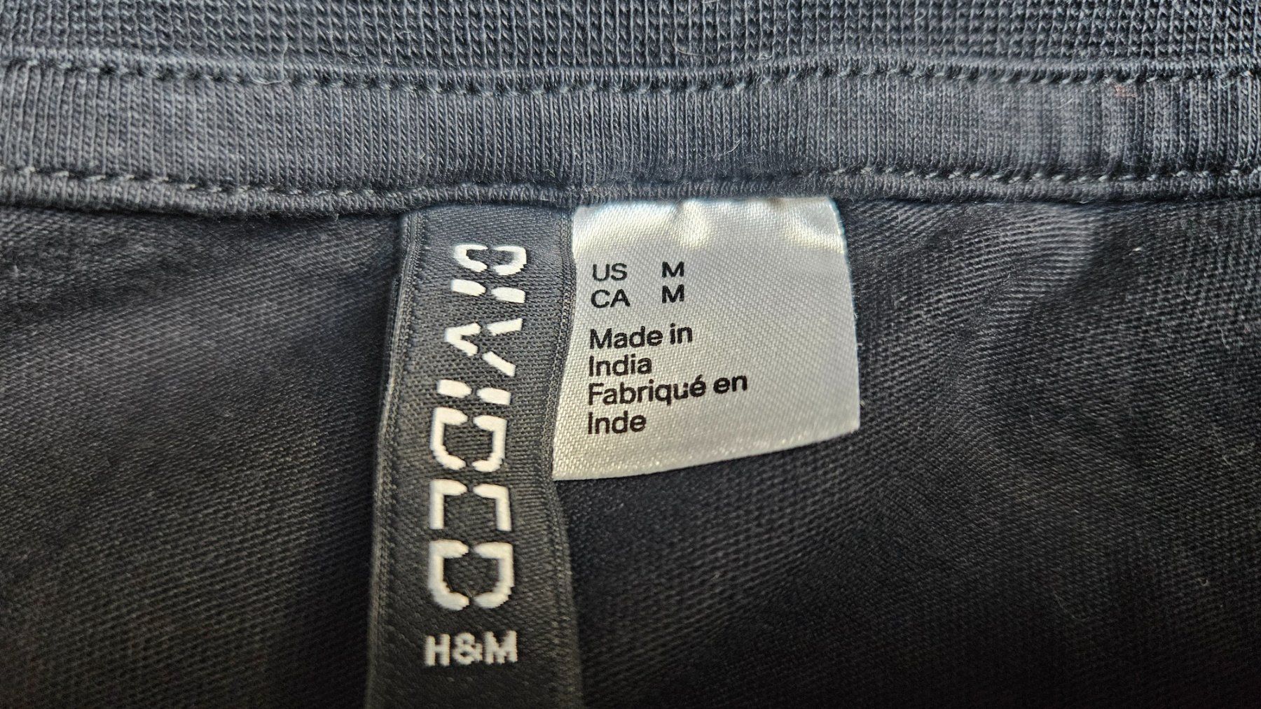 H&M T-Shirts: T-Shirt schwarz mit Streifen – Gebraucht aus Münchenbuchsee von Yothu 2