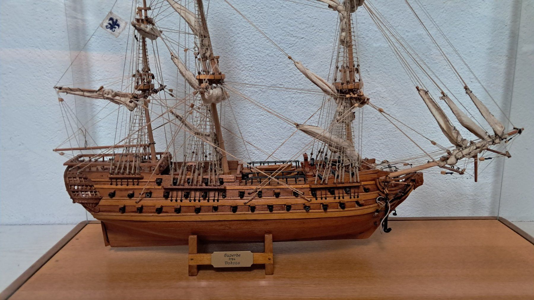 Kit di modellismo & Modellini statici: Modellschiff Le Superbe 1:150 1785 "1967" – Nuovo (secondo la descrizione) da Lufingen venduto da E-Auktion 2