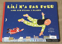 Lili n'a pas peur dans son pyjama à fleurs livre enfant