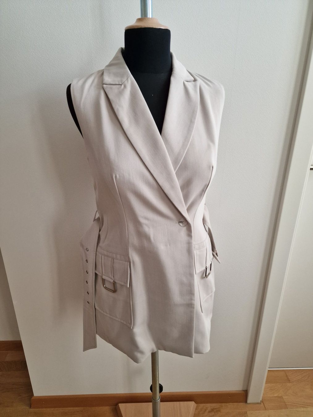Jacken: Ärmellos Beiger Blazer – Gebraucht aus Zürich von ale_bg2x 2