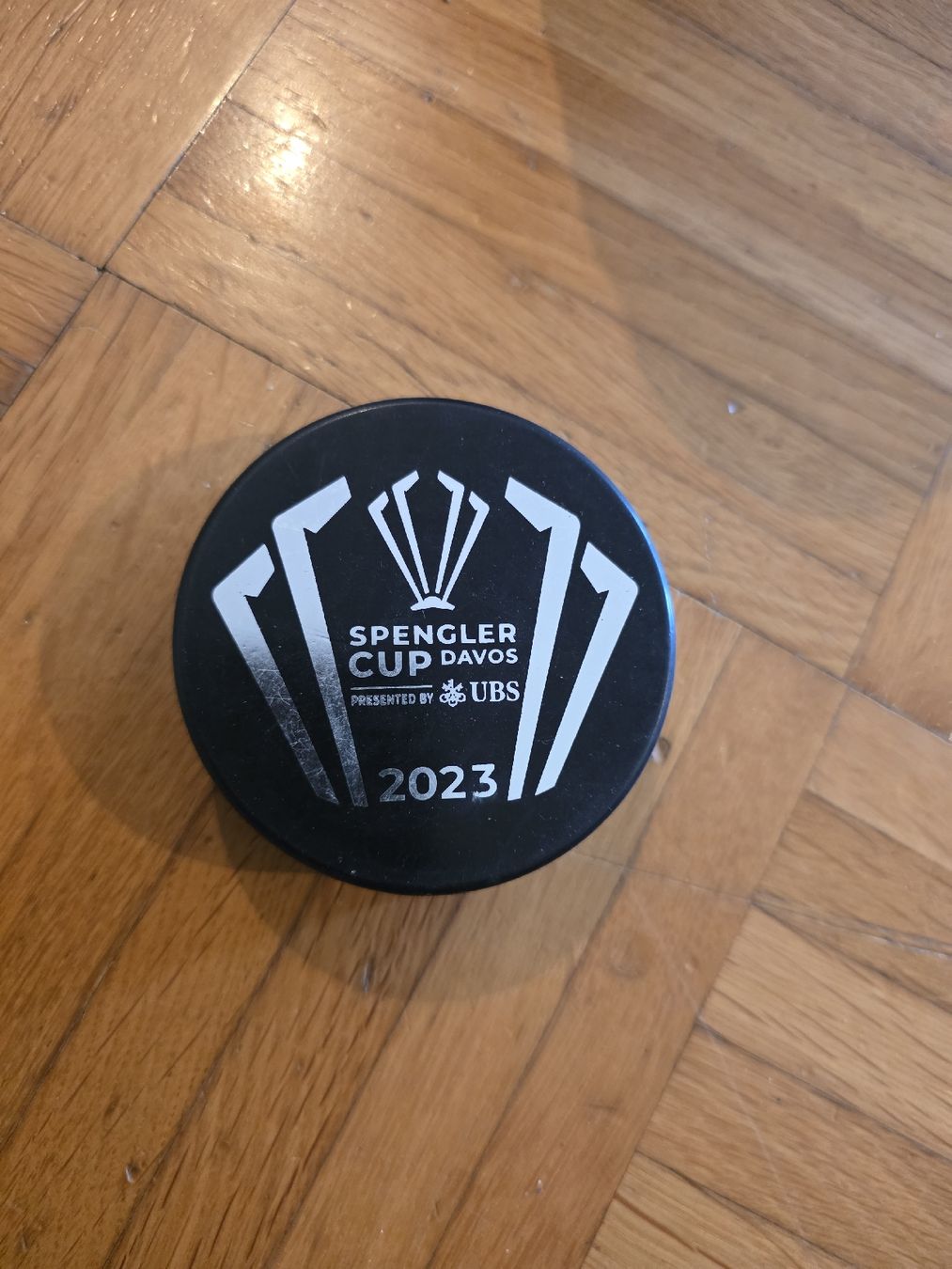 Palloni: Spengler Cup Davos 2023 Puck Eishockey – Usato da Dorf venduto da Echo_Elements