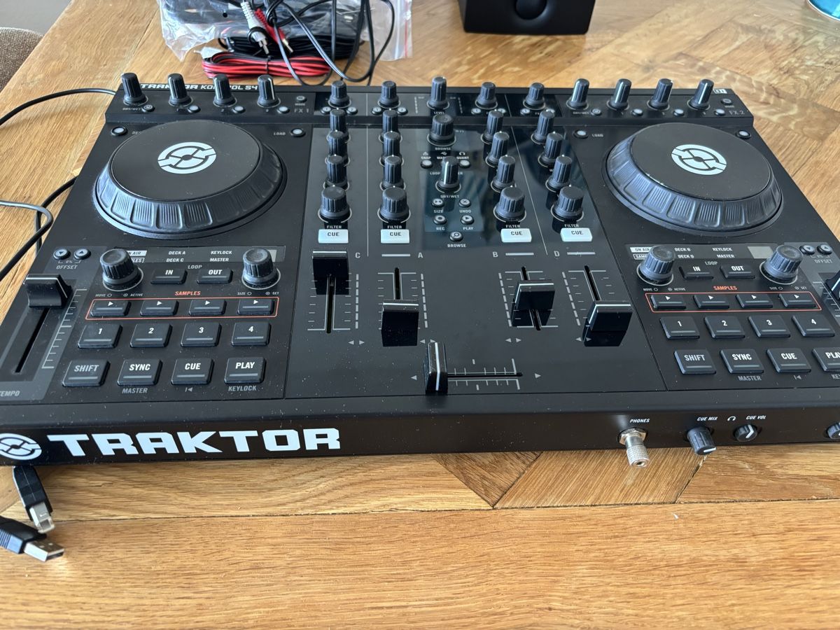 Traktor Console di mixaggio: Traktor Kontrol S4 – Nuovo (secondo la descrizione) da GENÈVE venduto da Gaasss