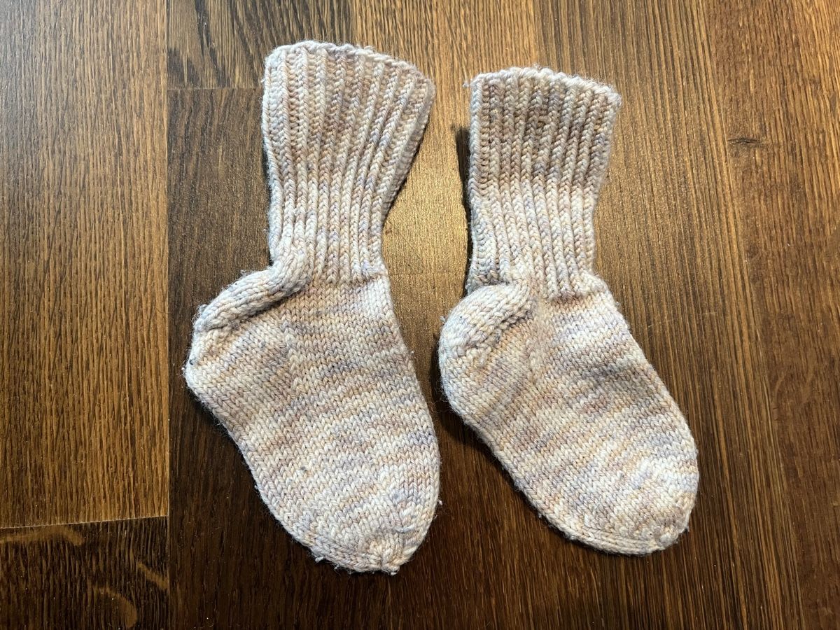 Calze: Warme Babysocken, handgestrickt, Gr. 74/80 – Usato da Pfäffikon ZH venduto da mal_xs7b