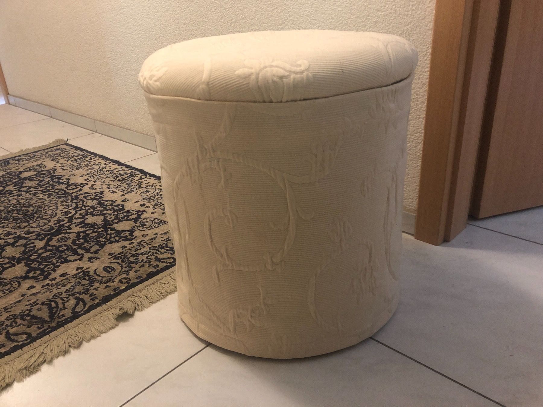 Hocker: Dekorativer Hocker m. Stauraum – Gebraucht aus Hunzenschwil von Smiles 1