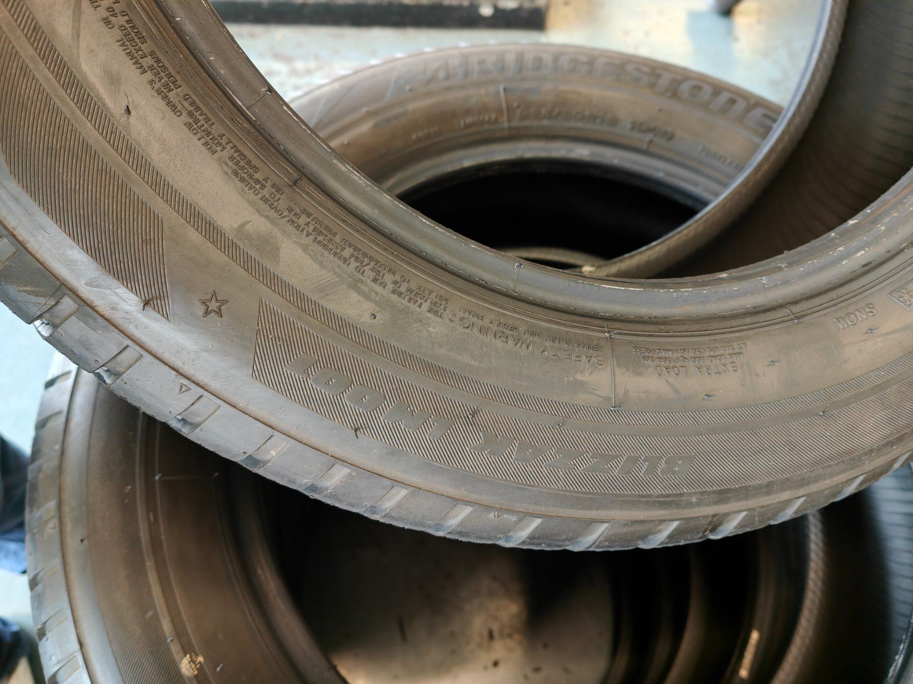 Bridgestone Pneumatici & Ruote complete: Winterreifen 225/60 R18 – Usato da Oberengstringen venduto da Reifen-Lagerverkauf 4