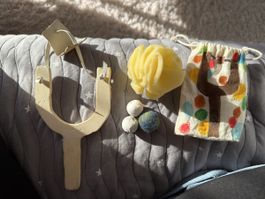 Selbst gemachte Steinschleuder mit Beutel&Bälleli
