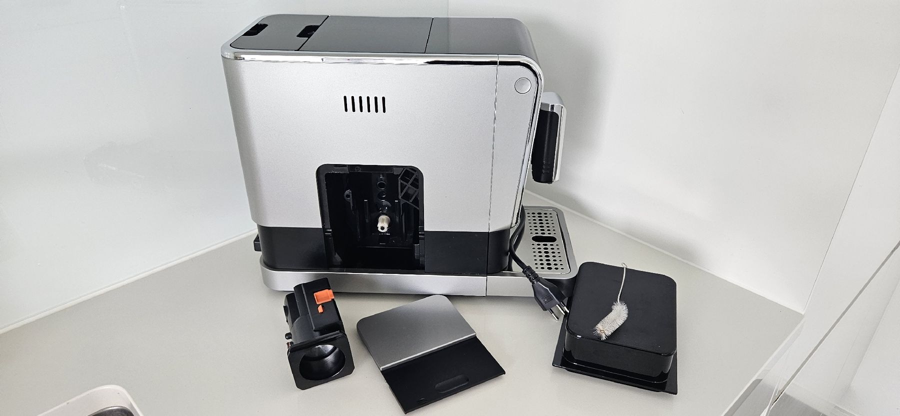 Macchine per caffè & Macchine per espresso: Tchibo Kaffeevollautomat Esperto Caffé – Usato da Zug venduto da AryaThrons 2