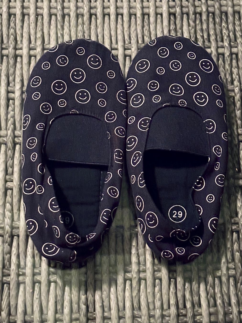 Scarpe da uomo: Turnschläppli Dunkelblau mit Smileys Gr. 29 – Usato da Herzogenbuchsee venduto da MoLa85