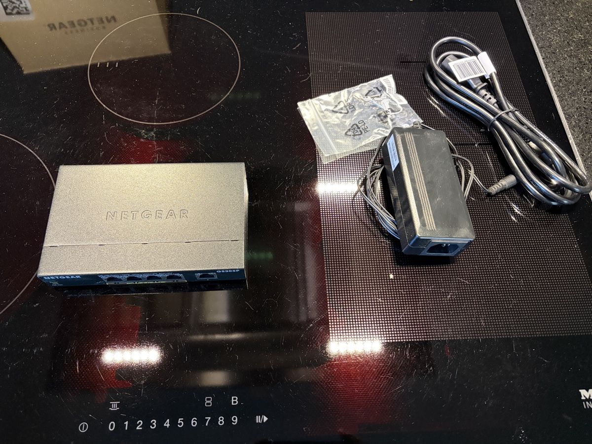 Netgear Hub & Switch: Netgear GS305P PoE Switch – Usato da Luterbach venduto da LWC2544 1
