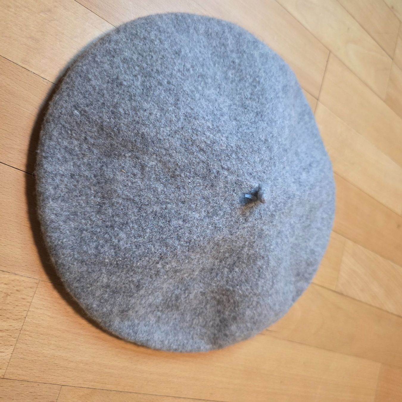 Copricapi, berretti & cappellini: Wollbarett Grau mit Blume – Usato da Wald ZH venduto da CapLux 2