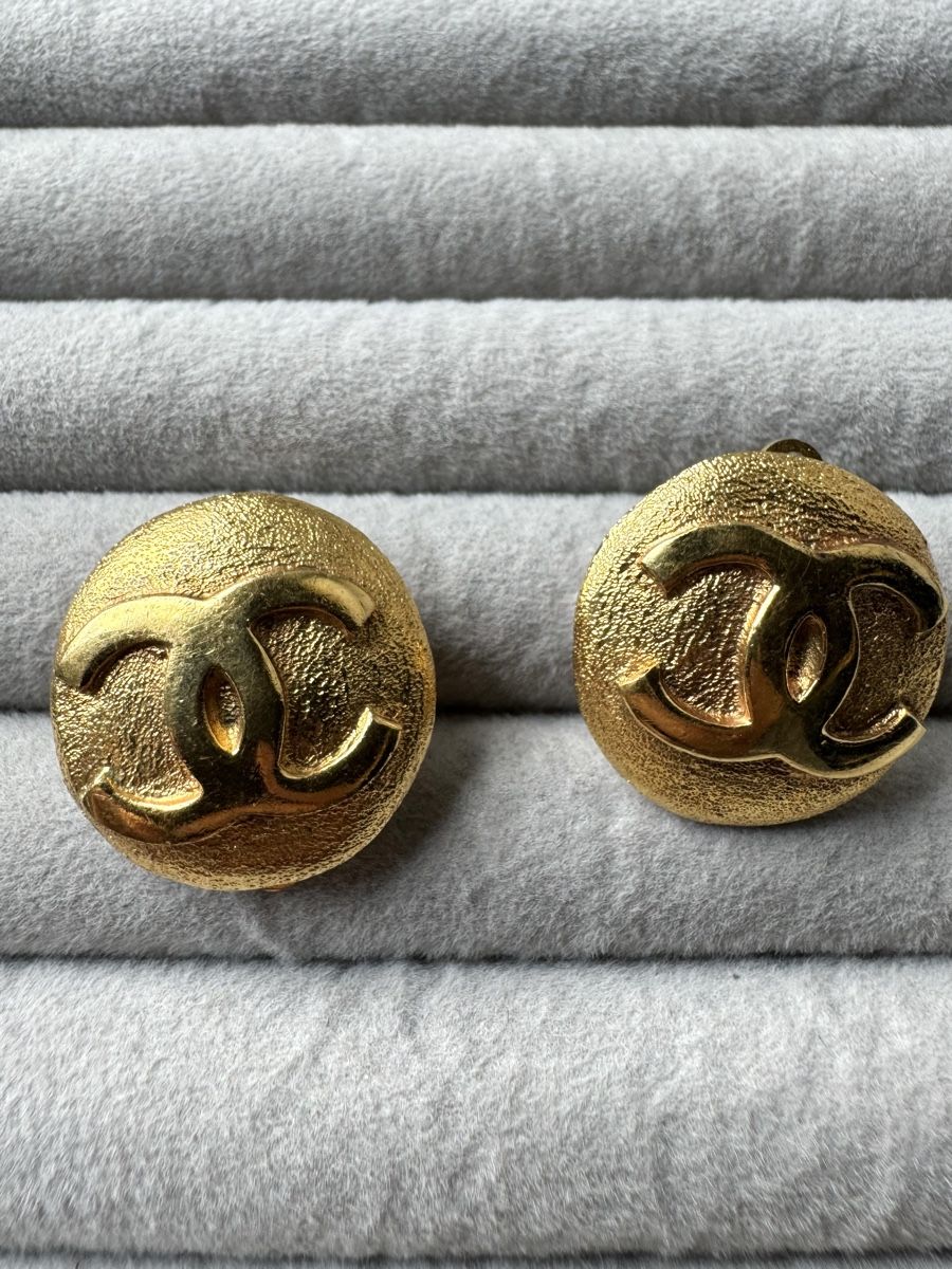 Chanel Ohrringe & -stecker: Chanel Gold CC Ohrclips Vintage – Gebraucht aus Kriens von hannaandkiko 4