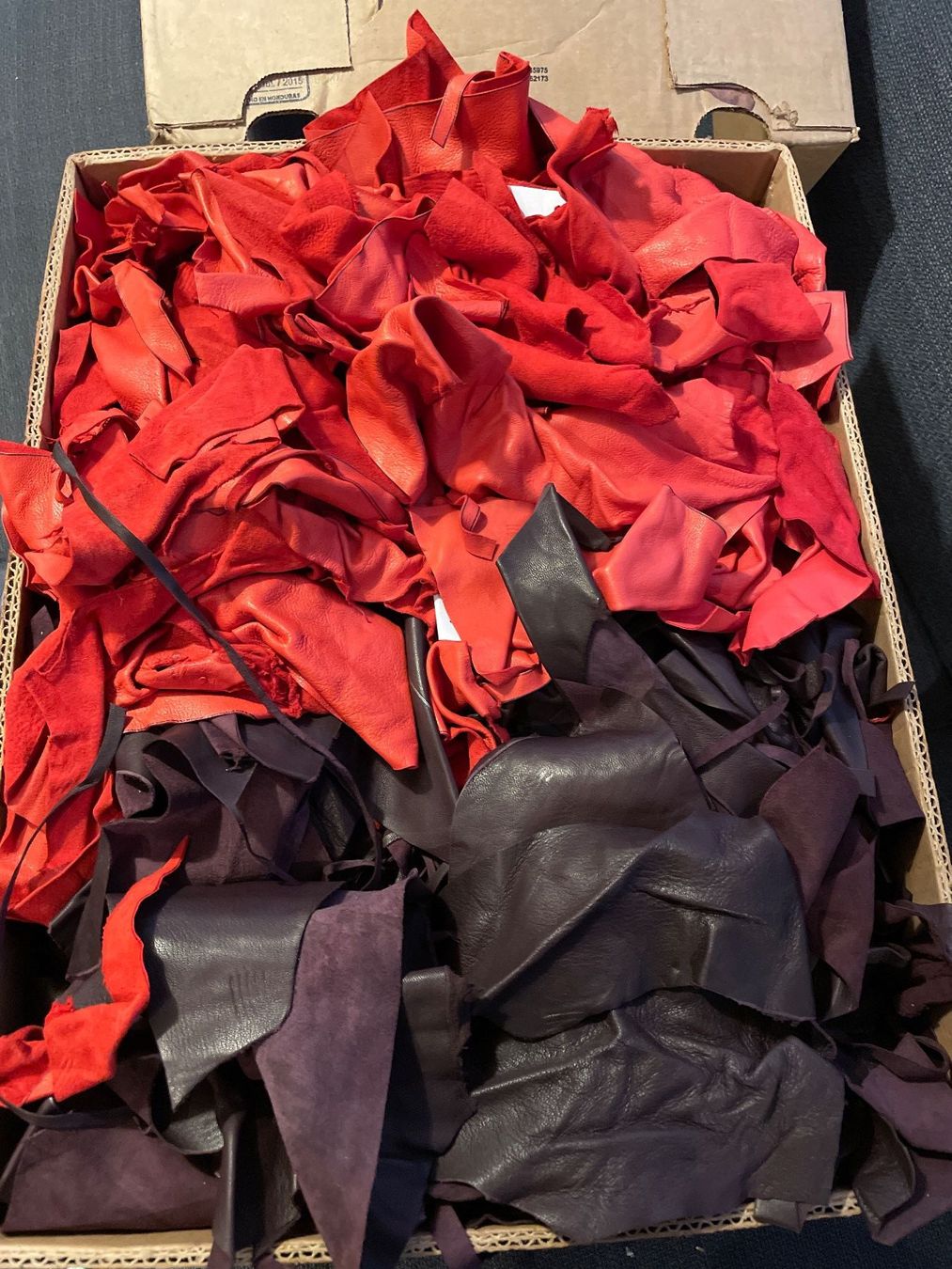 Tessuti: Lot 2: 7.25 KG Lederreste "Bordeaux & Rot" – Usato da Frasnacht venduto da GracyStore