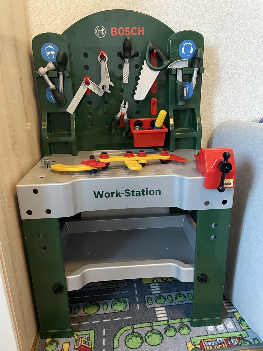 Spielzeuge: Bosch Werkbank mit Zubehör – Gebraucht aus Davos Dorf von Enzian5105 1