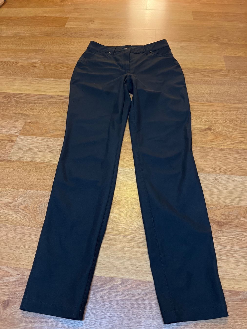 Lululemon Pantaloni: Pantalon Lululemon taille 4 – Usato da Genève venduto da fyshbird