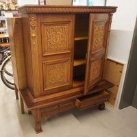Schrank Eichenholz mit Schnitzereien im Antik-Look (MA189)