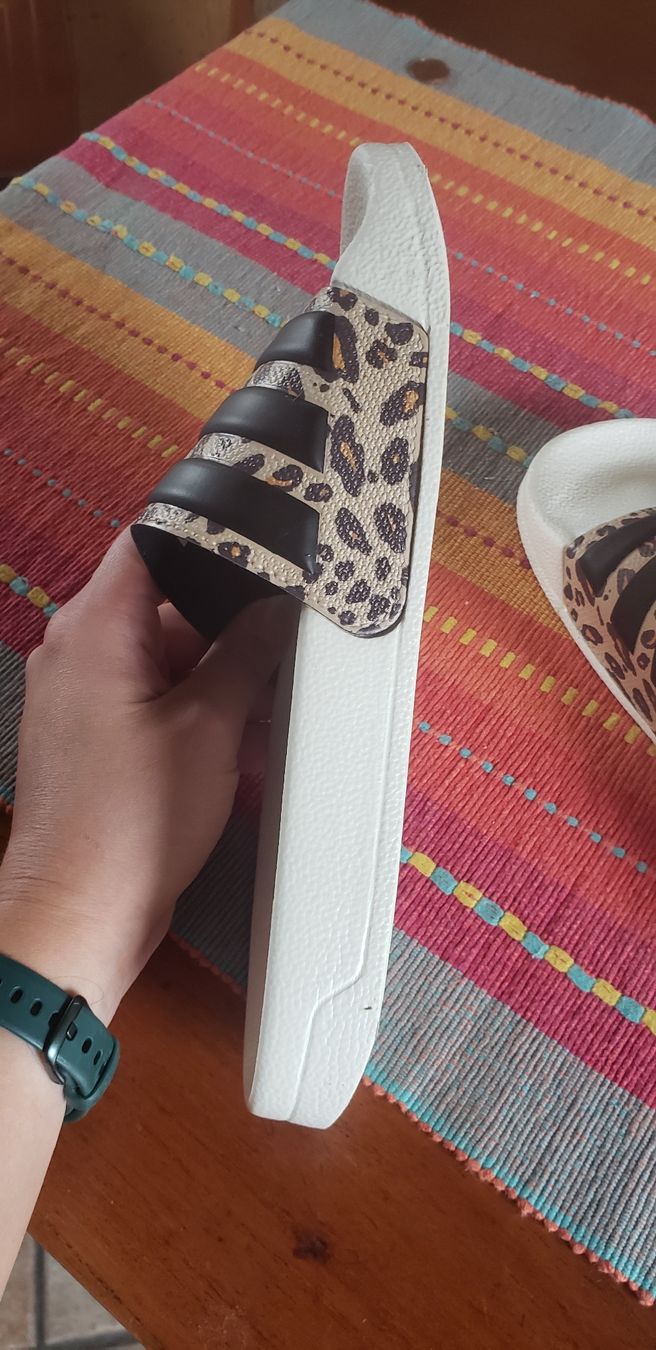 Adidas Herrenschuhe: Claquettes Adidas léopard  – Neu (gemäss Beschreibung) aus Le Séchey von Jill93 2