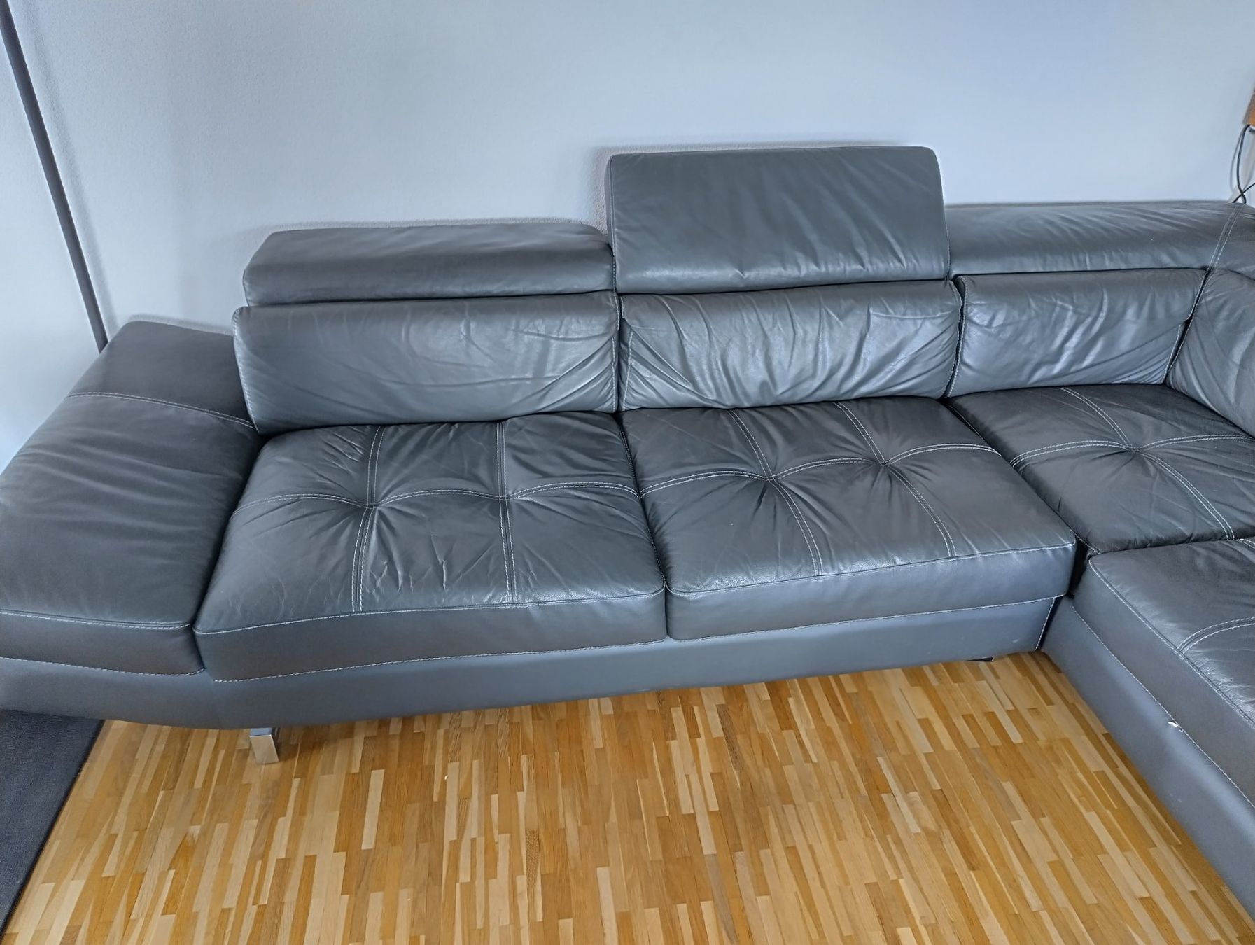 Sofas: Ecksofa Lederoptik grau verstellbare Kopfstützen – D'occasion à Langnau b. Reiden par Vanbourght 2