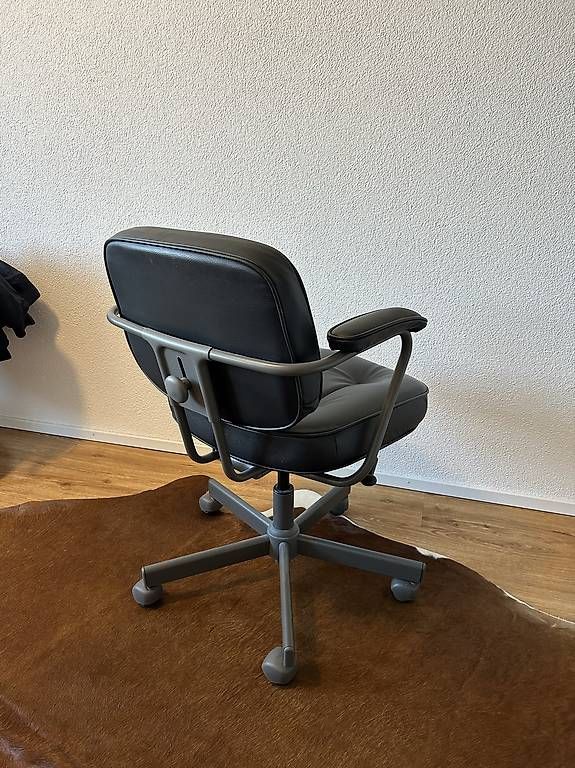 Stühle: Bürostuhl Leder schwarz/grau – Gebraucht aus Regensdorf von rob_c7xr 3