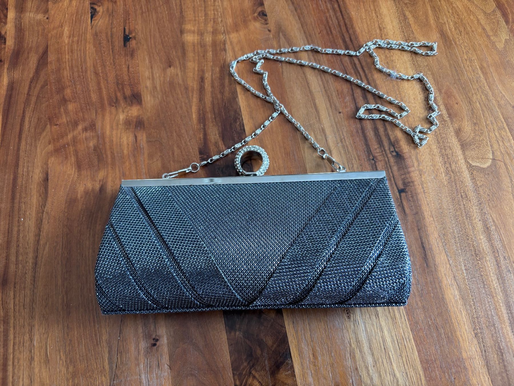 Borse da donna: Clutch silberfarben mit Kettenhenkel – Usato da Balsthal venduto da Uroby