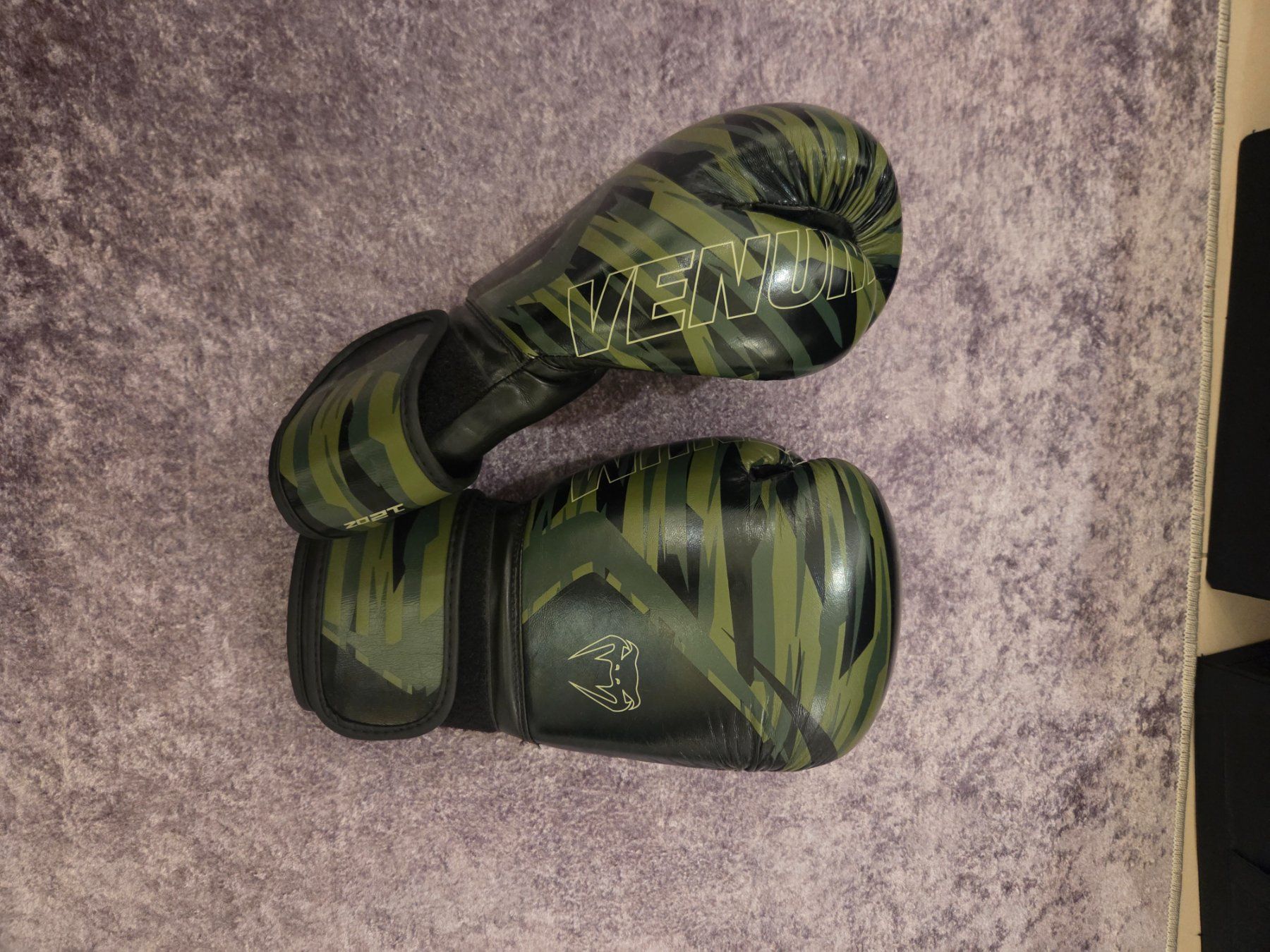 Venum Guanti & manicotti: Boxhandschuhe venum grün – Usato da Kloten venduto da Senolf